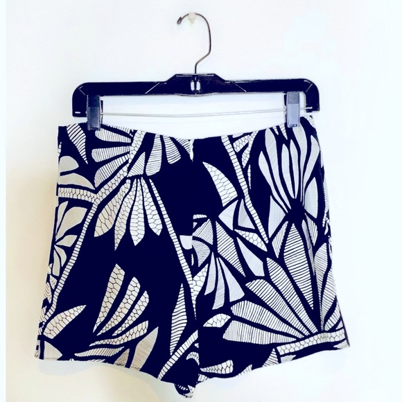 Alice & Trixie black and white print 100% Silk shorts size xs Made in NYC - Picture 1 of 4